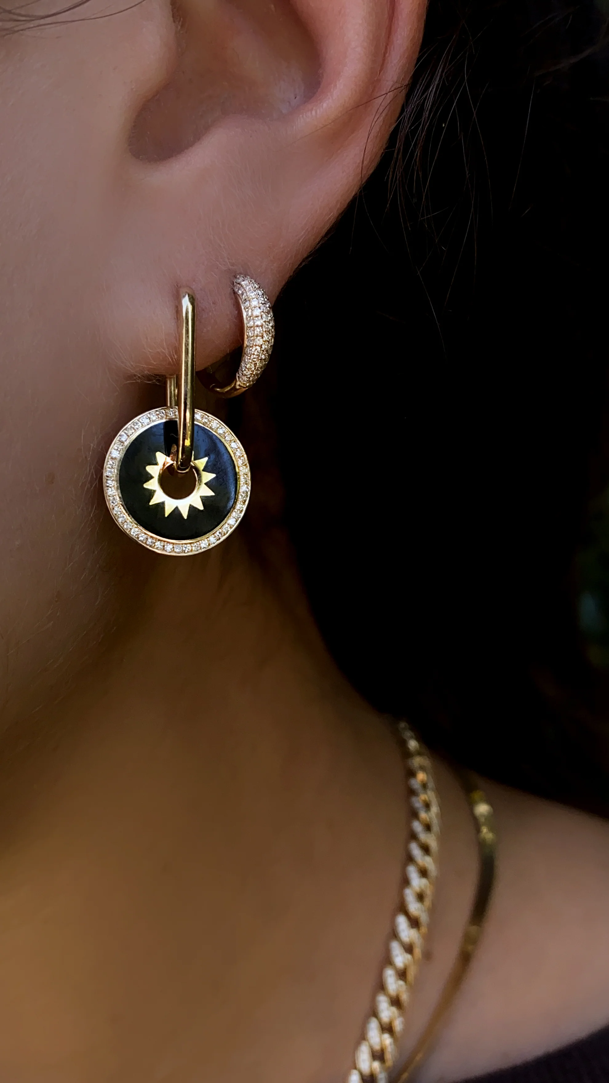 14kt gold and diamond black enamel burst disk earring - Image 3