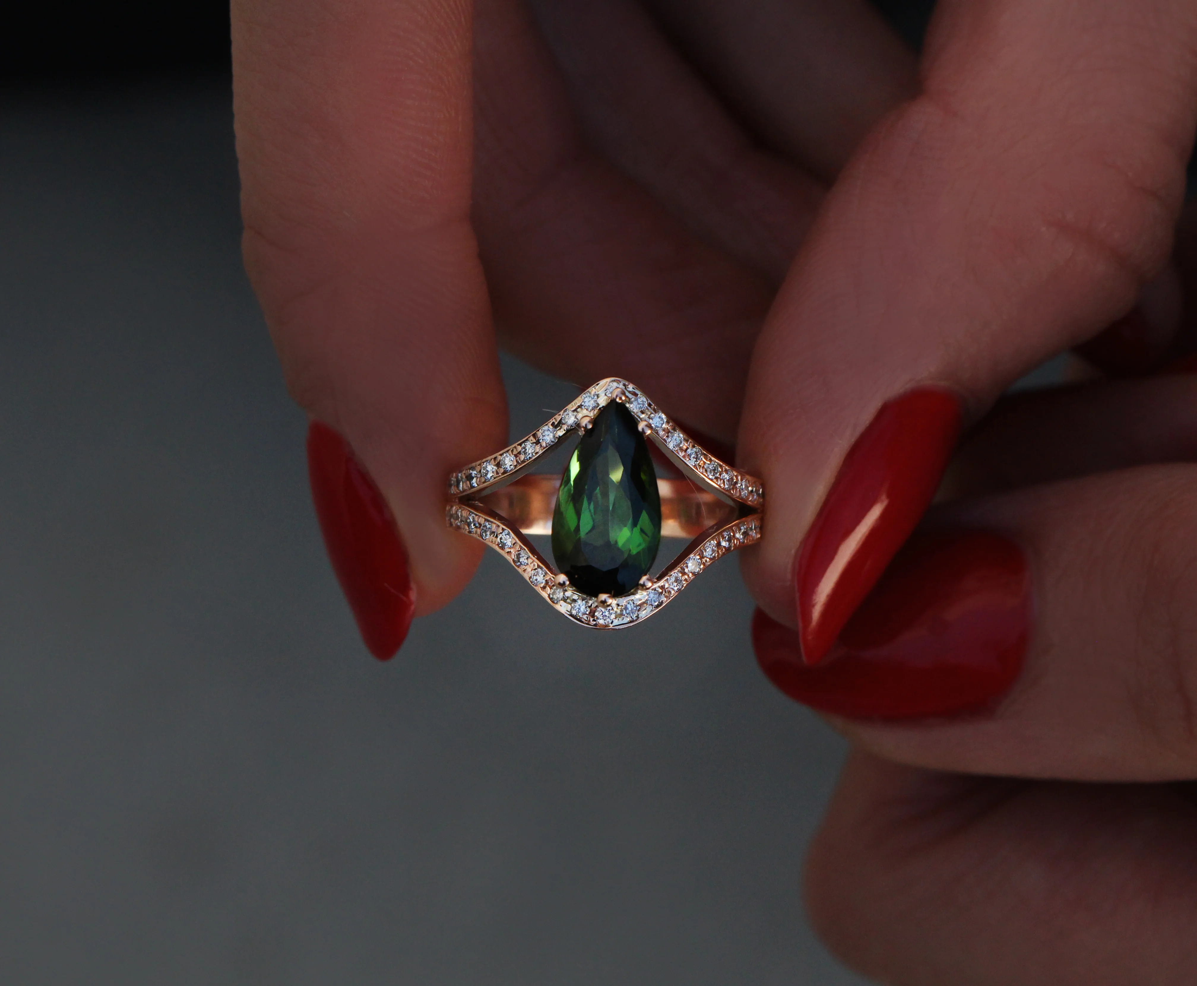 14kt gold and diamond curved double band chrome green tourmaline ring - Image 3