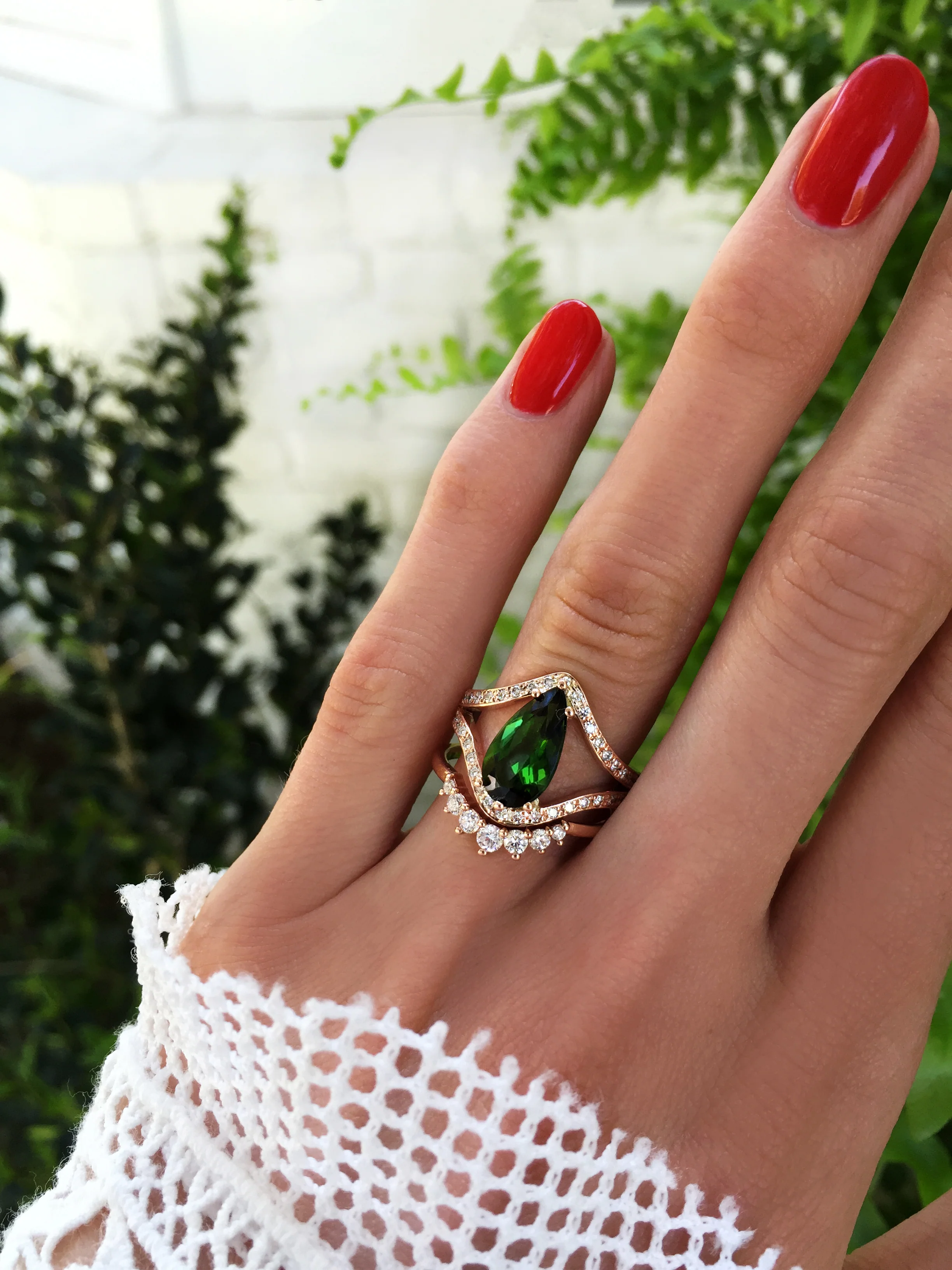 14kt gold and diamond curved double band chrome green tourmaline ring - Image 4