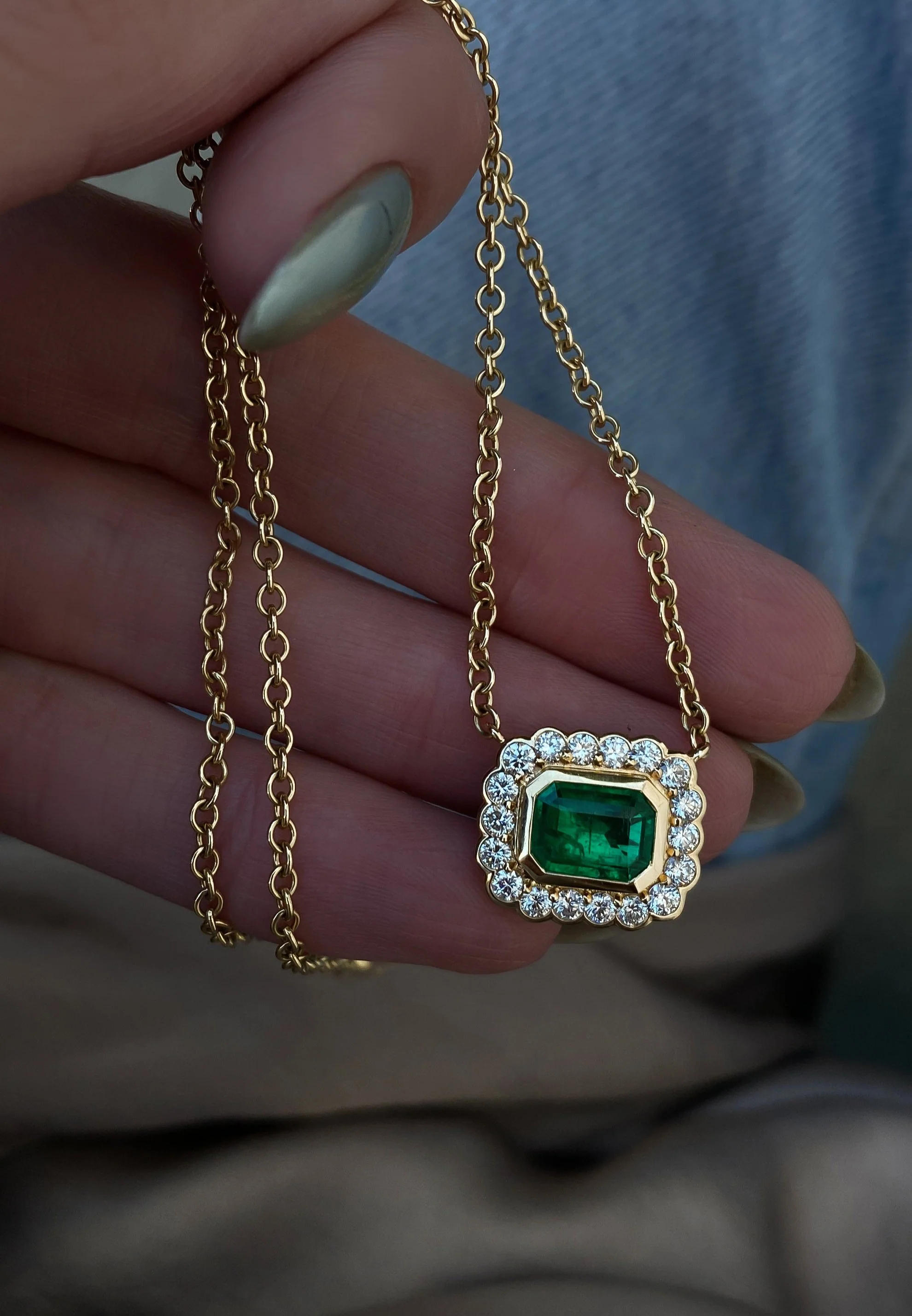 14kt gold and diamond grande emerald cut emerald bezel burst necklace - Image 2
