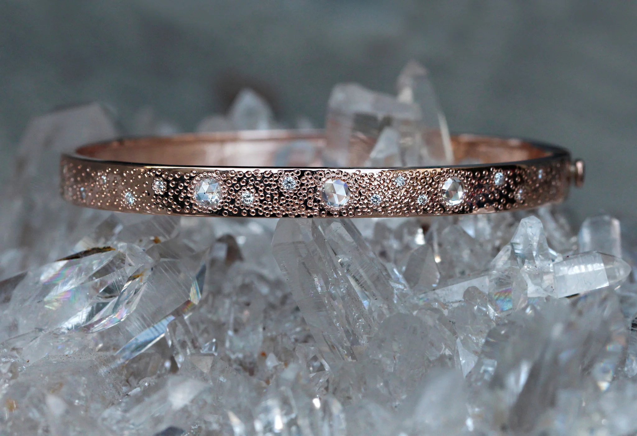 14kt gold rose cut diamond hammered bangle - Image 3