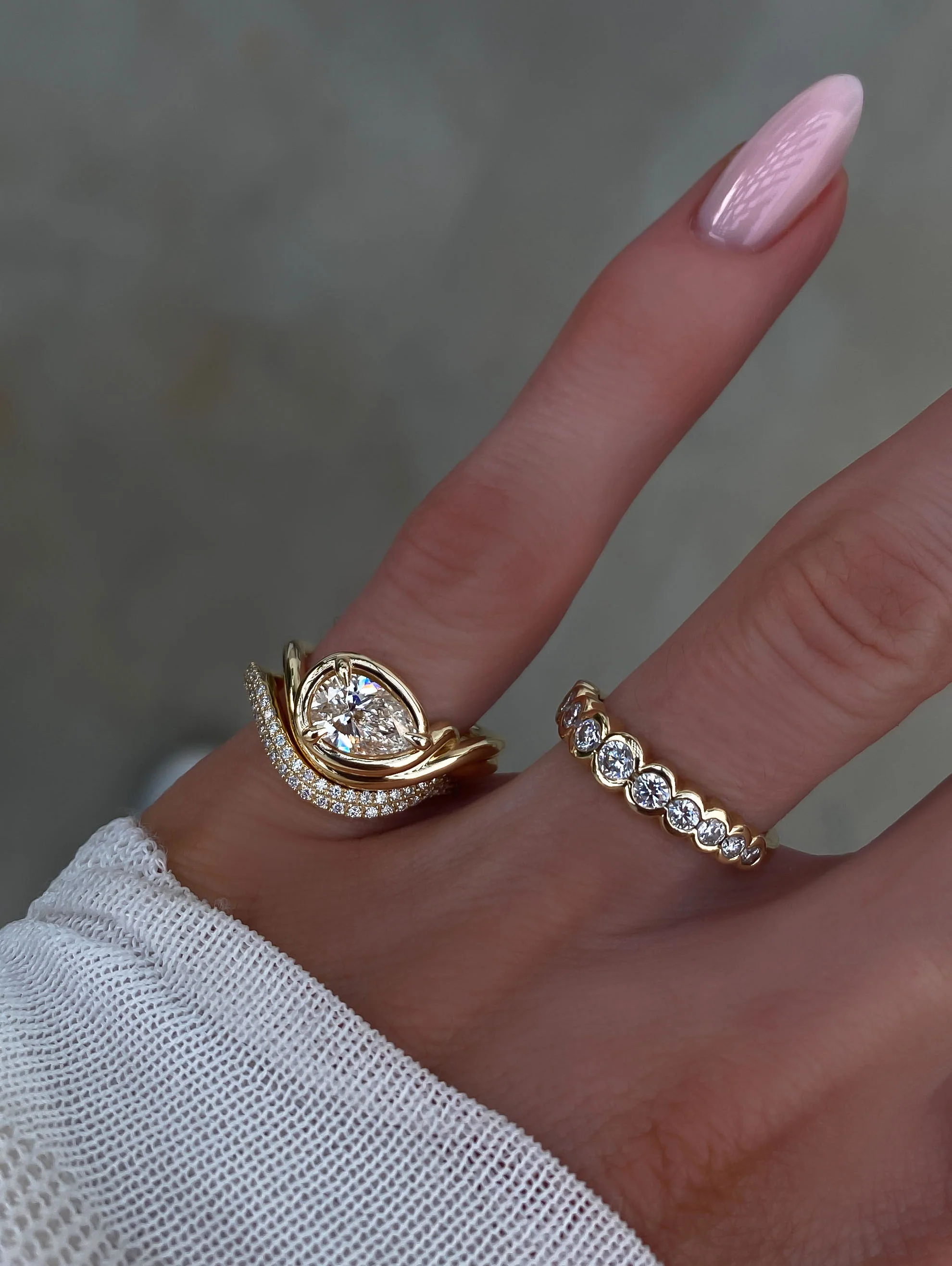 14kt gold curved diamond Marea band - Image 4