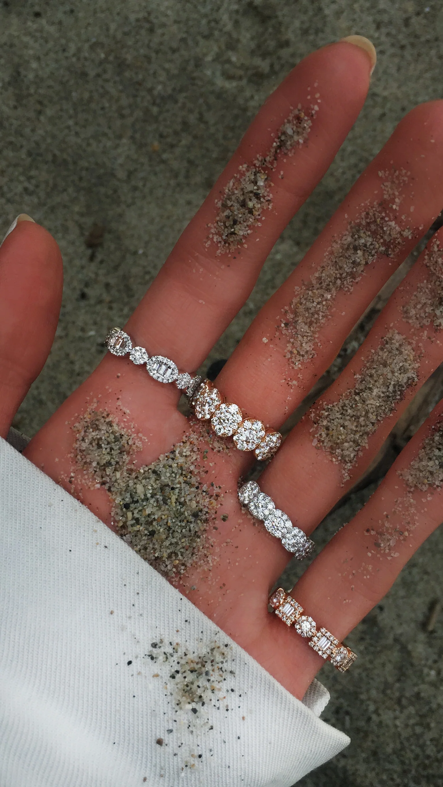 14kt gold five oval diamond band - Image 4
