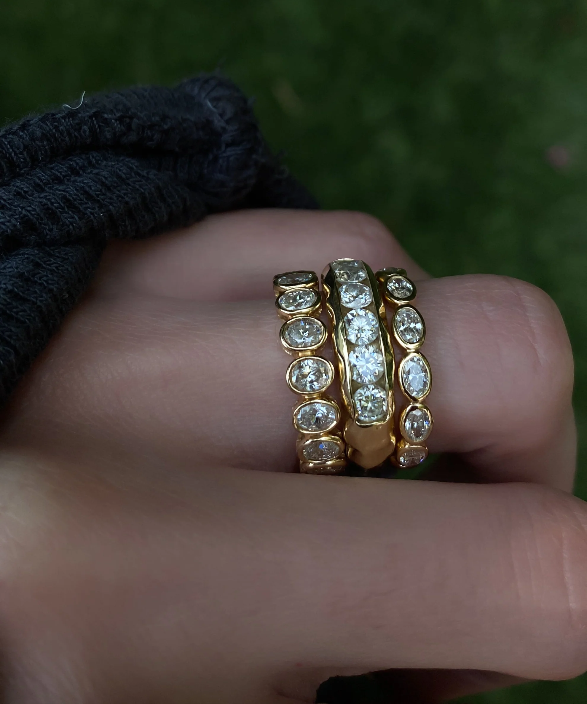 14kt gold horizontal oval diamond bezel band - Image 2