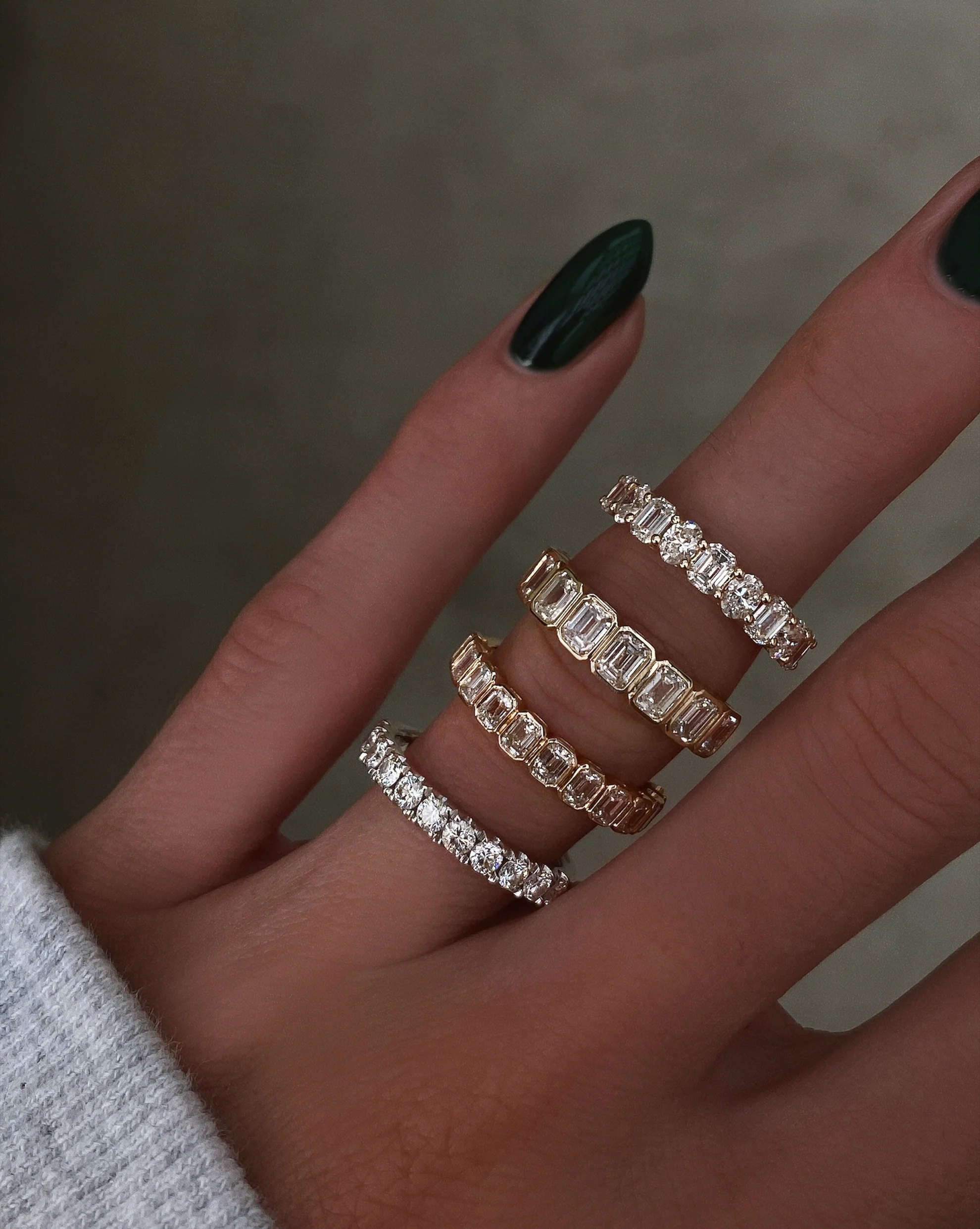 14kt gold mixed oval emerald diamond half eternity band - Image 4