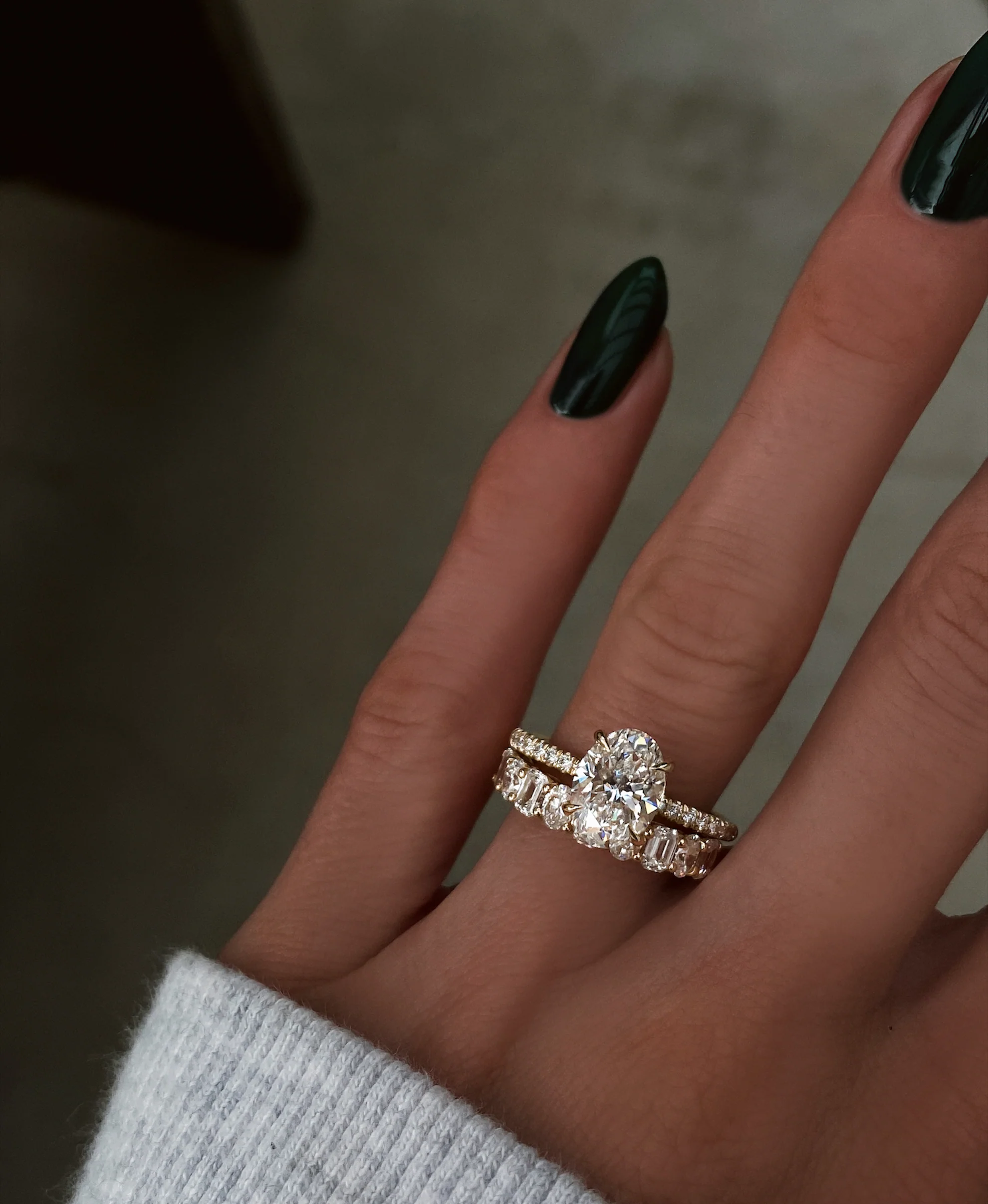 14kt gold mixed oval emerald diamond half eternity band - Image 5