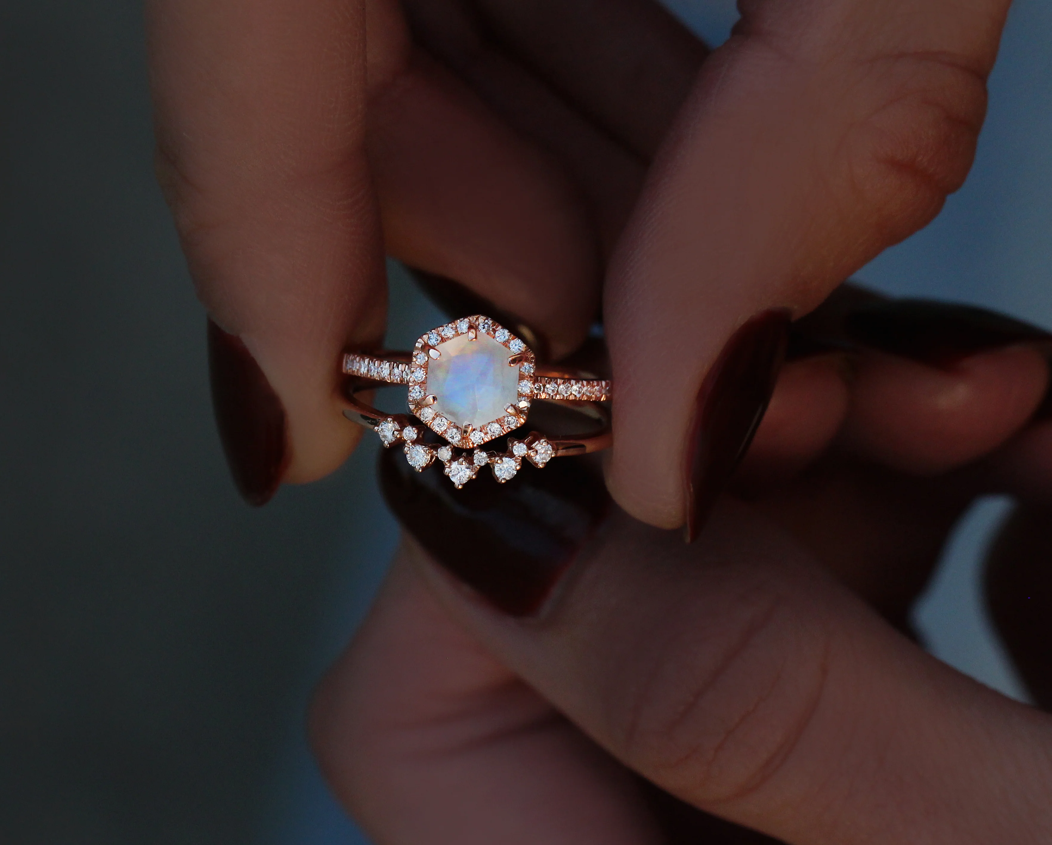 14kt gold scattered diamond curved band - Image 2