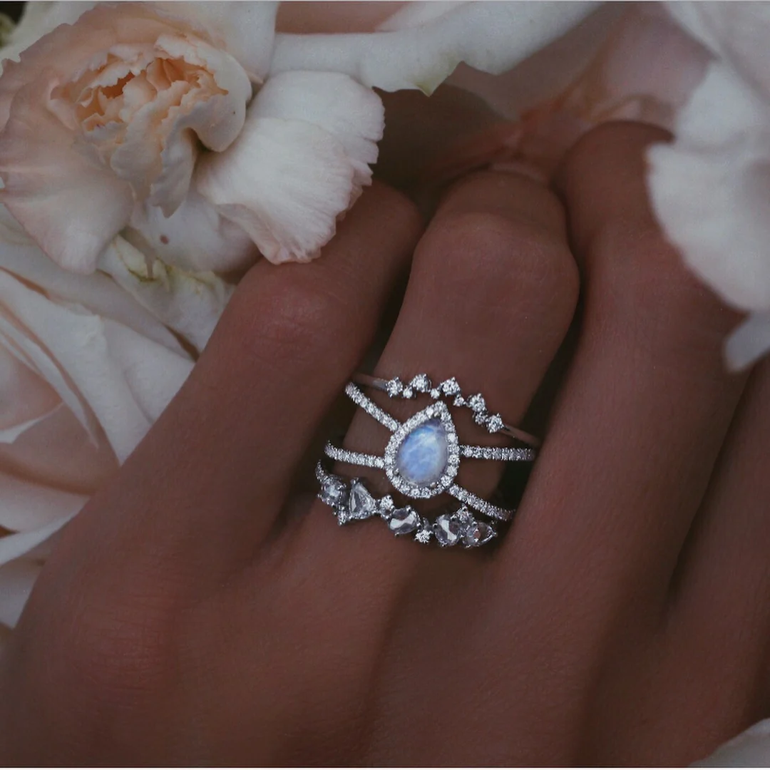 14kt gold scattered diamond curved band - Image 3